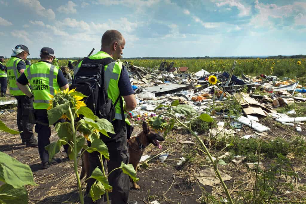 MH17 Searching the wreckage_2 2014